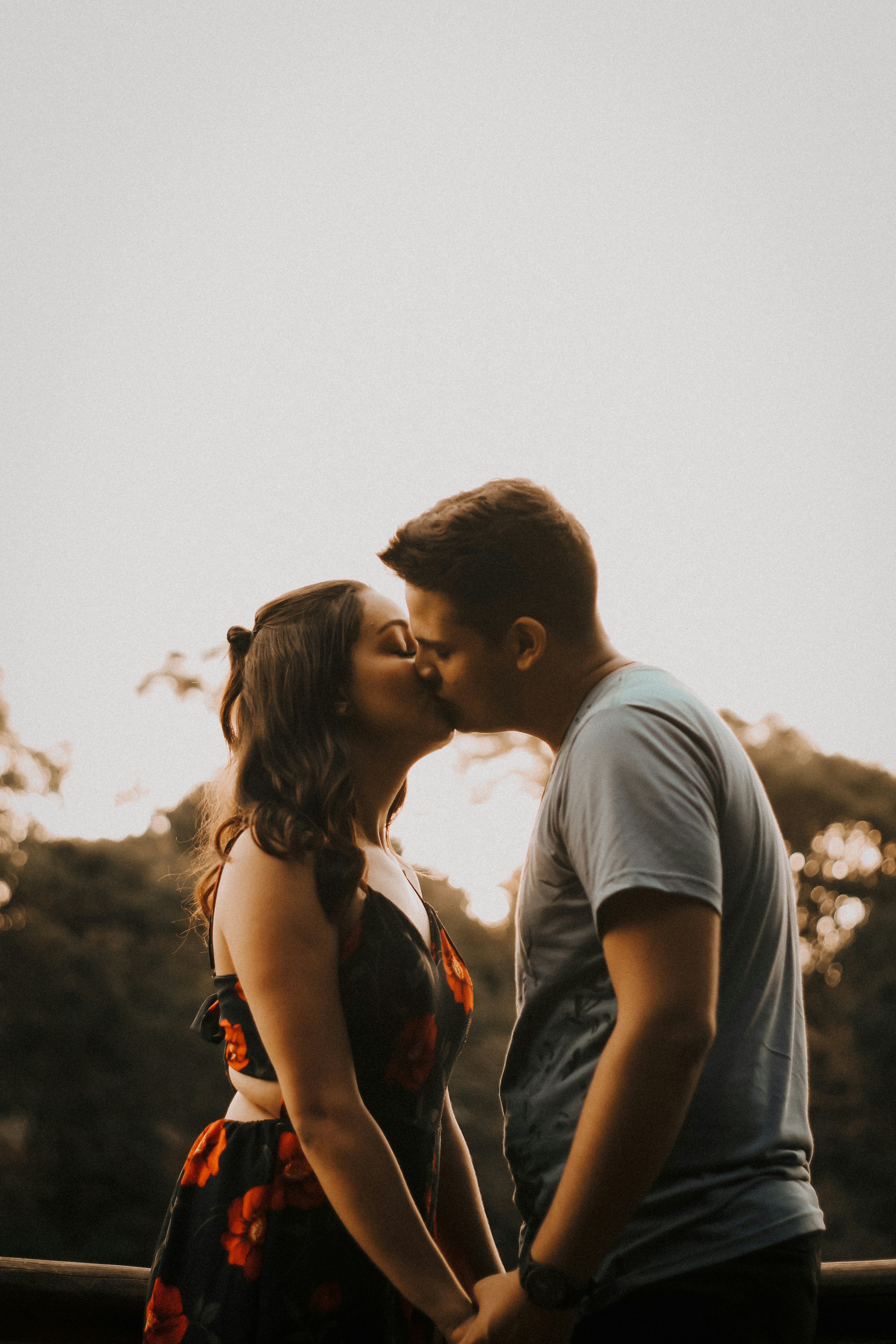 couple kissing